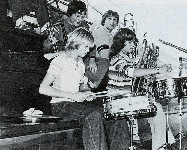 Кобейн играет на барабанах в школьной группе (1981 год)