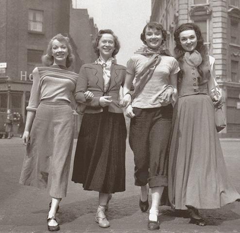 Девушки из актерского состава прибывают на репетицию спектакля «Соус тартар» в Кембриджском театре, 1949 год. Слева направо: Од Йоханнсен, Нина Тараканова, Одри Хепберн и Марлана.