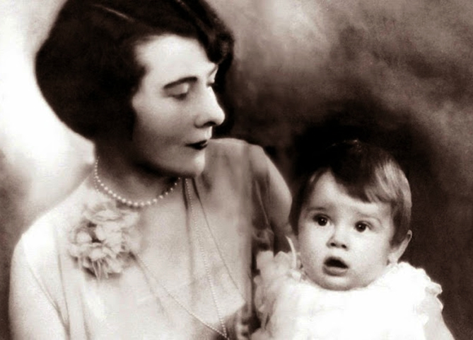 Одри Хепберн с мамой (1929)