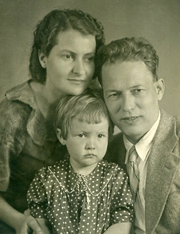 Белла Ахмадулина с родителями в детстве