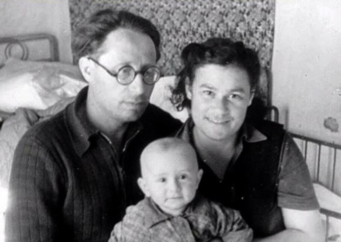Ефим Шифрин с родителями