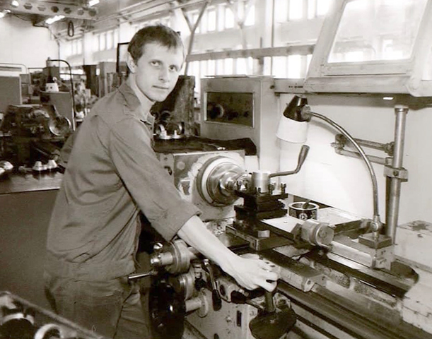 Дмитрий Пучков в 25 лет, во время работы на инструментальном заводе