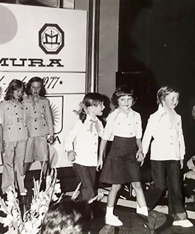 Мелания Кнавс (вторая справа) в 1977 году