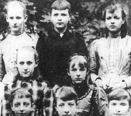 Мата Хари (справа, сверху) в школьные годы