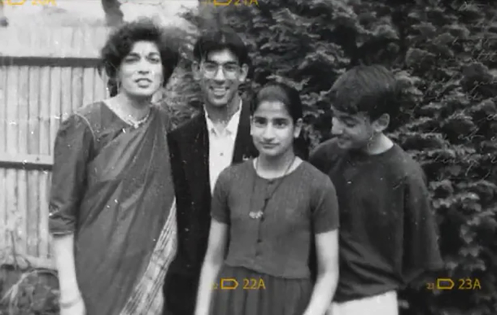 Риши Сунак (в очках) с матерью Ушей и братьями и сестрами — Ракхи и Санджаем