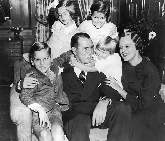 Грейс Келли (сверху, слева) с семьей в детстве