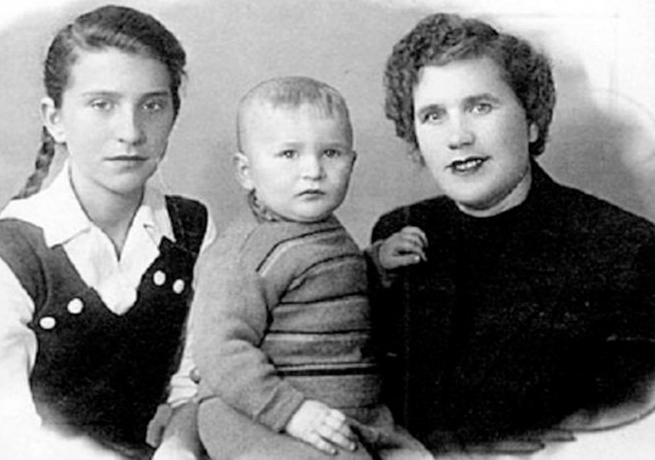 Федор Добронравов с мамой и сестрой