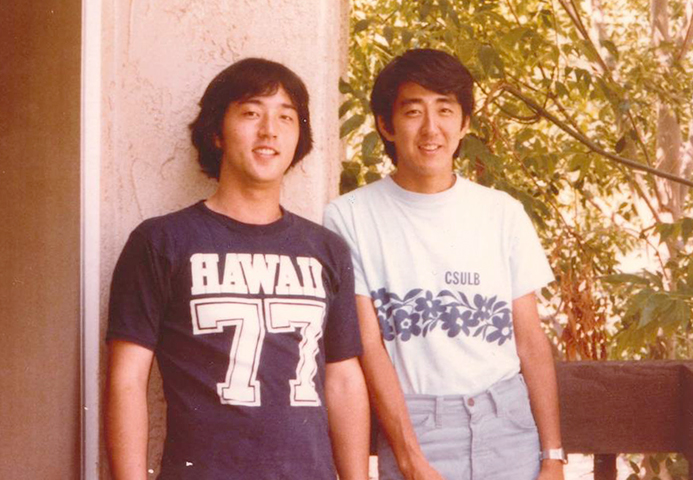 Синдзо Абэ (справа) во время учебы в США