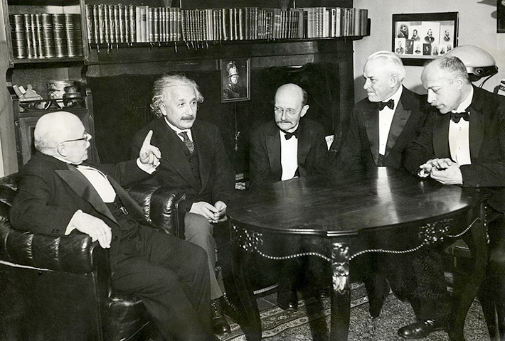 Лауреаты Нобелевской премии, слева направо: Вальтер Нернст, Альберт Эйнштейн, Макс Планк, Роберт Милликен,  Макс фон Лауэ. 1931 год