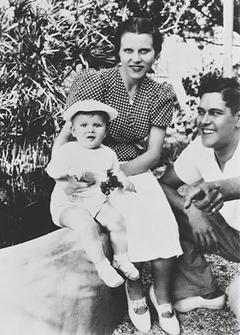 Ив Сен-Лоран с родителями