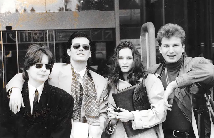 Режиссер Андрей Косак (крайний слева) с Меланией Кнавс на съемках модного видео, 1992 год