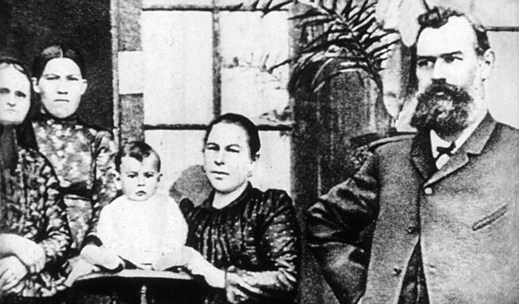 Рихард Зорге в детстве (справа мать и отец)