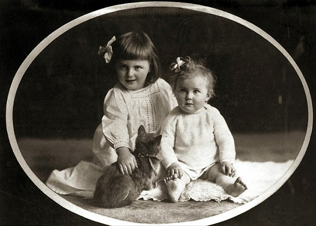 Ева Браун (справа) и сестра Ильзе в детстве (1913 г.)