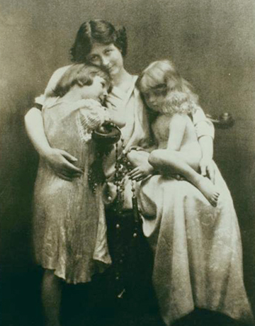 С дочерью Дейдре и сыном Патриком (1913 г.)