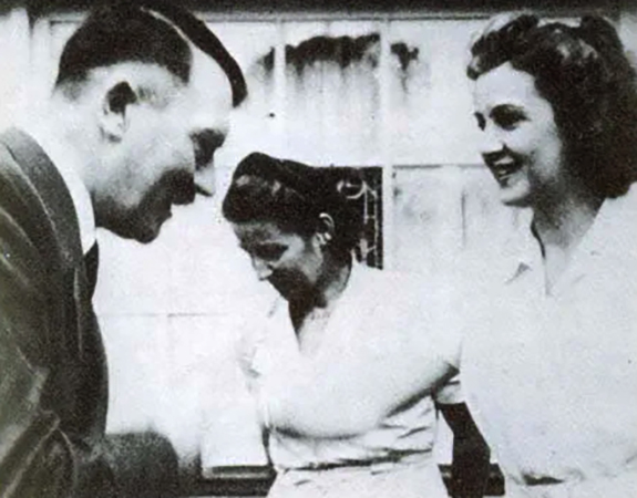 Адольф Гитлер приветствует Еву Браун в Оберзальцберге
