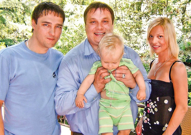 С мужем Юрием, крестным отцом Андреем Разиным и сыном Дэннисом