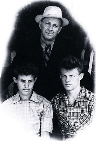Виталий Соломин (справа) с двоюродным братом и отцом