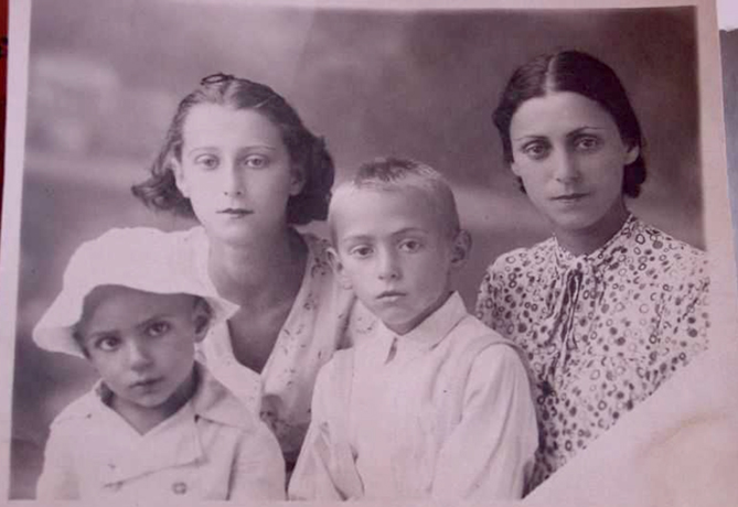 Азарий Плисецкий с матерью, сестрой и братом