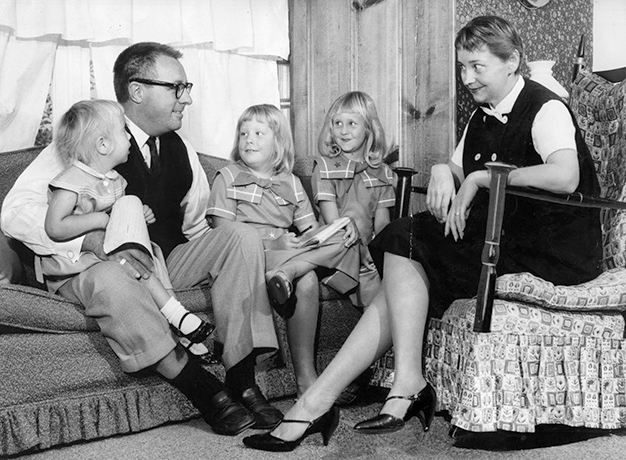 Рэй Брэдбери с семьей (1958)