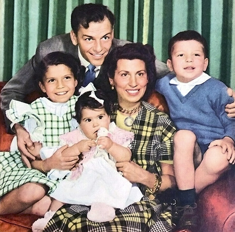 Семейный портрет, 1949 год. Синатра с (слева направо) Нэнси, Тиной, Нэнси Барбато и Фрэнком-младшим
