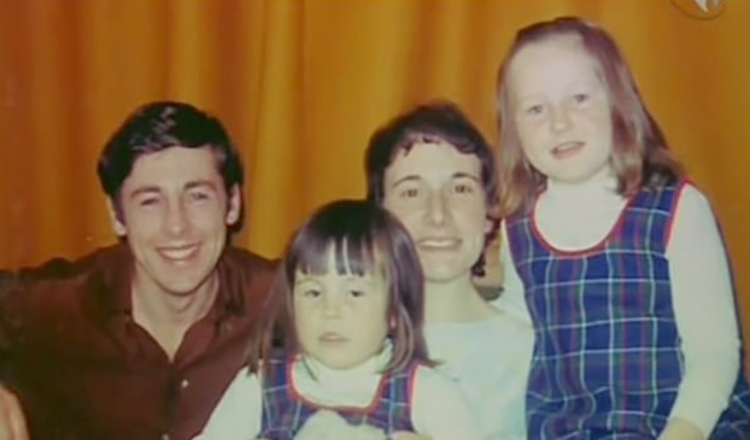 Джоан Роулинг (справа) с родителями и сестрой