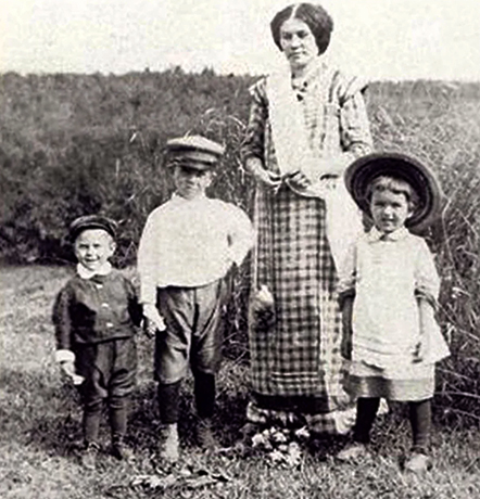 Жена Анна Васильевна с детьми