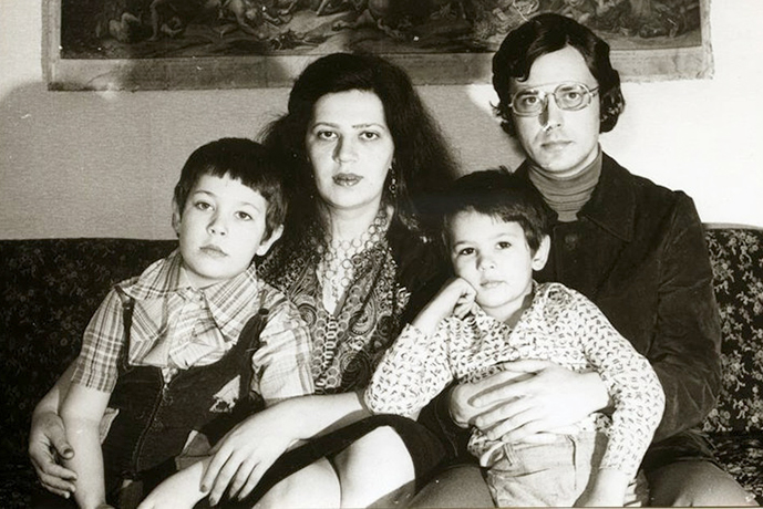 Артемий Лебедев (слева) с родителями и братом