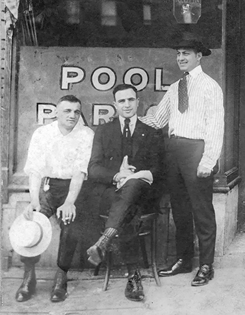 Слева направо: отец Габриэль, Аль Капоне в возрасте около 19 лет и Ральф Капоне перед бильярдным залом, совладельцем которого был Габриэль Капоне