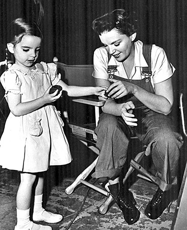 Лайза Миннелли с матерью на съемках Summer Stock в 1950 году