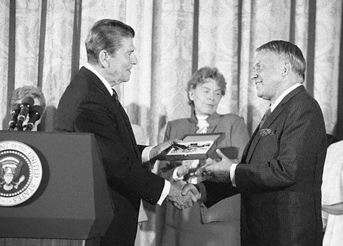 Награждение Президентской Звездой от Рональда Рейгана