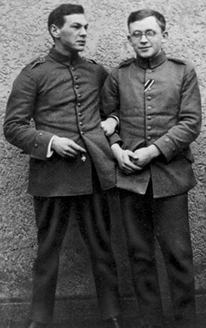 Зорге (слева) и химик Эрих Корренс во время Первой мировой войны в 1915 году