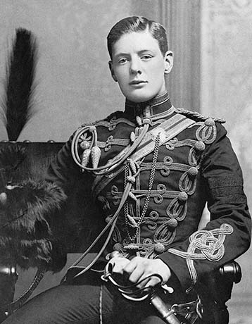 Черчилль в парадной военной форме 4-го Королевского гусарского полка в Олдершоте в 1895 году