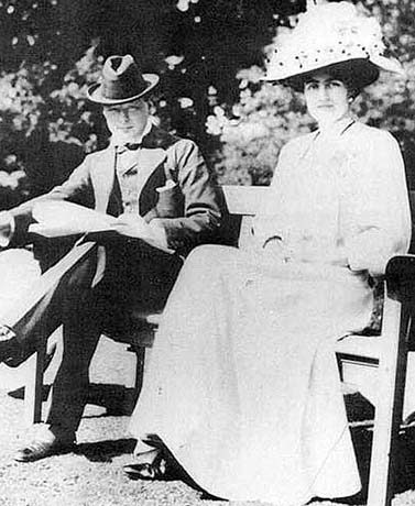Черчилль и его невеста Клементина Хозьер незадолго до свадьбы в 1908 году