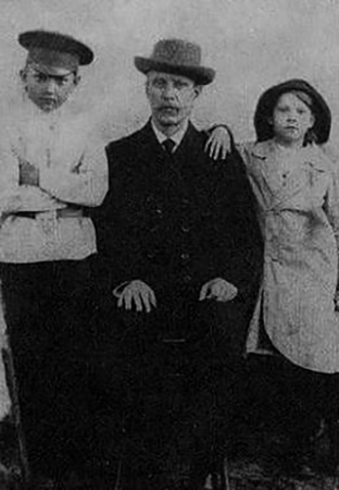 Клавдия Шульженко с отцом и братом Николаем