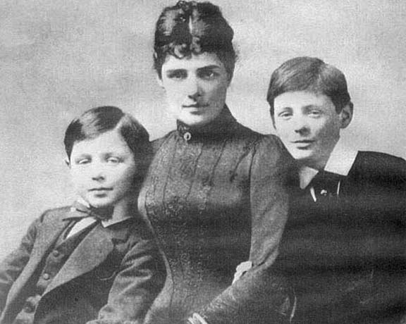 Дженни Черчилль с двумя сыновьями Джеком (слева) и Уинстоном (справа) в 1889 году