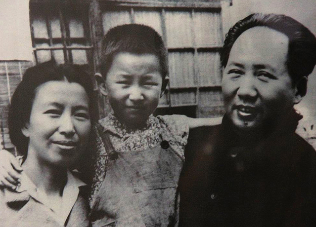 С 4-ой женой Цзян Цин и дочерью Ли На. 1940-ые г.