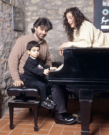 С первой женой Энрикой и сыном Амосом (1997 г.)