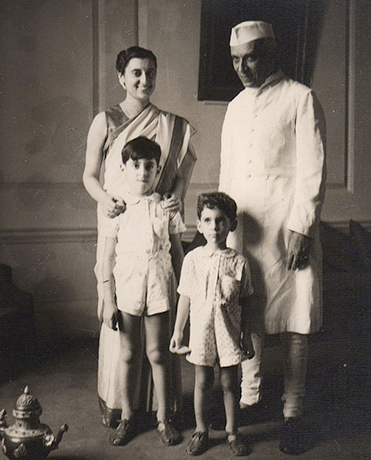 Индира Ганди, Джавахарлал Неру, сыновья Раджив Ганди и Санджай Ганди