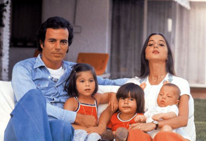 Энрике Иглесиас (справа, у мамы на руках) с семьей в детстве