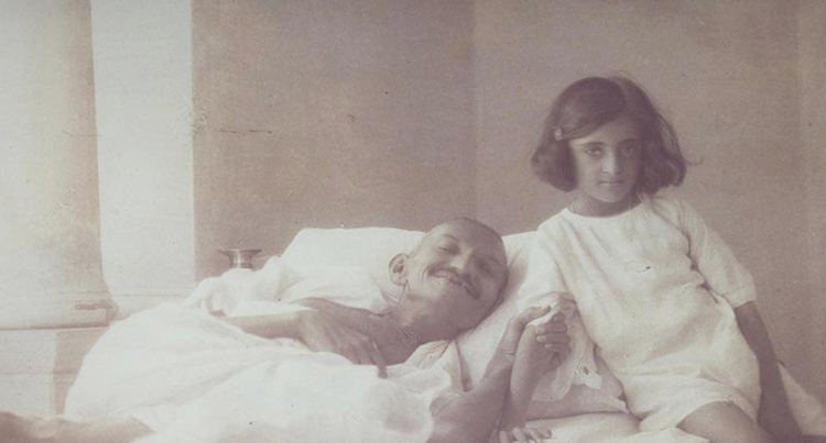 Молодая Индира с Махатмой Ганди во время его голодовки в 1924 году