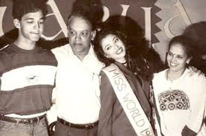 Брат Адитья Рай, отец Кришнараджа, Айшвария и мать Вринда после коронации «Мисс мира-1994»