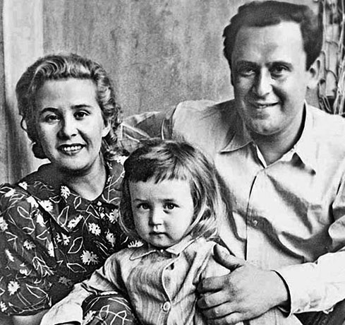 Василий Ливанов с родителями в детстве