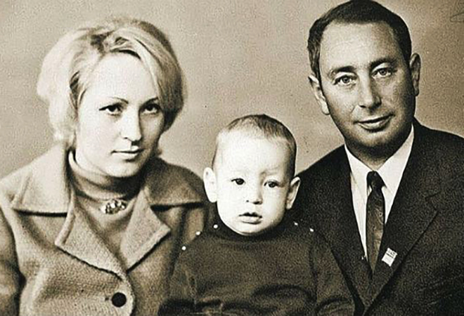 Леонид Слуцкий с родителями в детстве