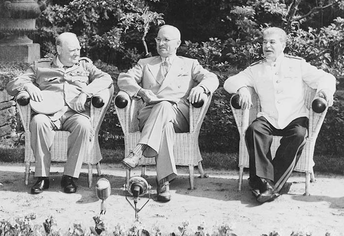 Уинстон Черчилль, Гарри С. Трумэн и Иосиф Сталин на Потсдамской конференции (1945)