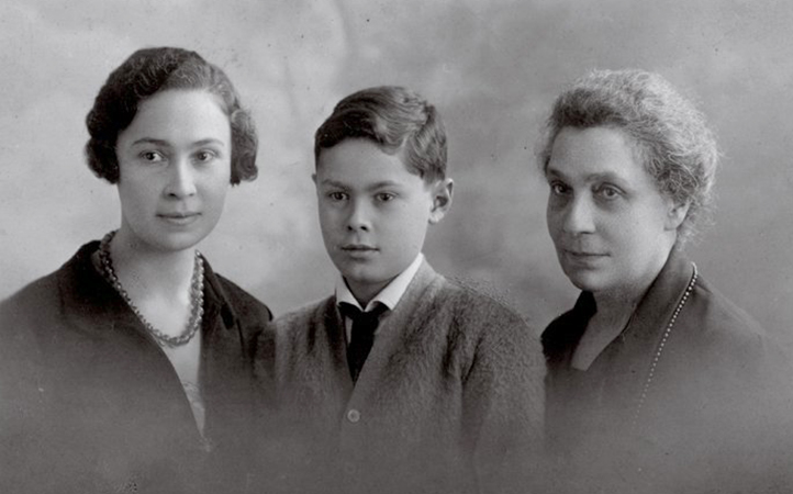Андрей Блум с матерью Ксенией Николаевной и бабушкой Ольгой Скрябиной. 1923 г.