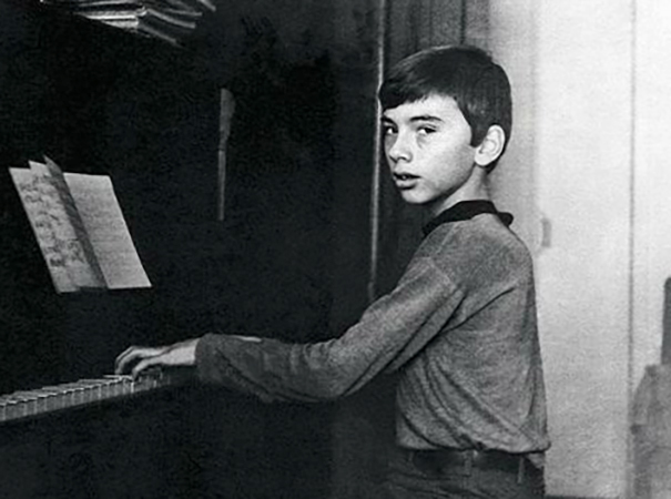 Дмитрий Хворостовский в детстве за фортепиано
