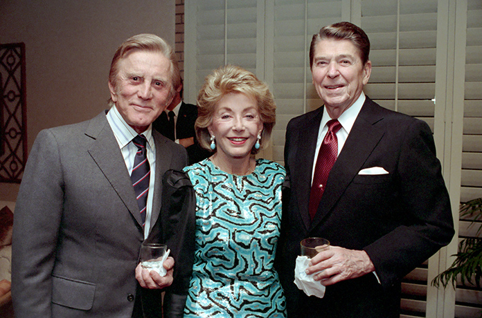 Кирк Дуглас, его жена Энн и президент США Рональд Рейган, декабрь 1987 г.