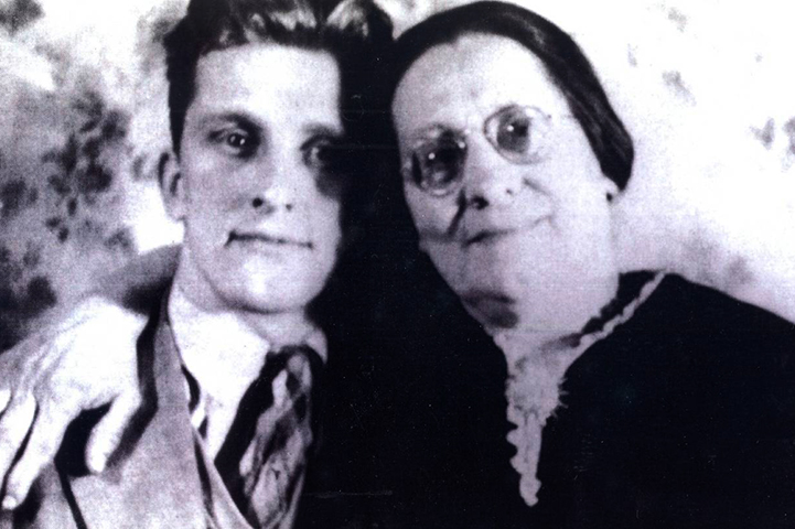 Кирк Дуглас с матерью (1932)