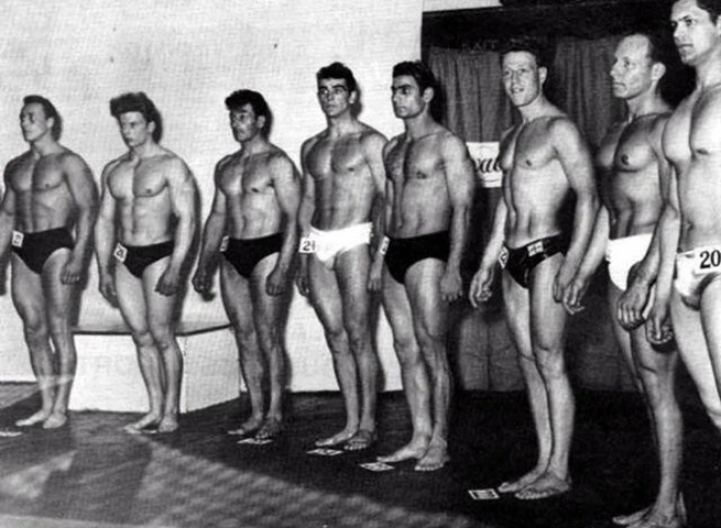 Шон Коннери (4-ый слева) на конкурсе «Мистер Вселенная» (1953)