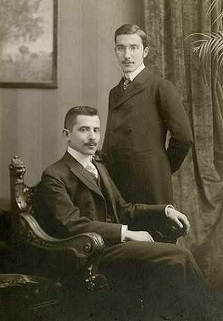 Стефан Цвейг (стоит) с братом Альфредом в Вене в 1900 г.